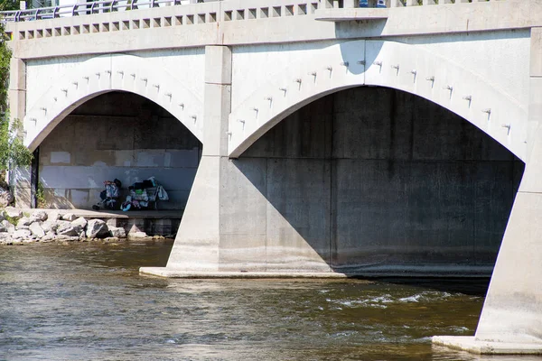 Einkaufswagen Voller Tüten Unter Stadtbrücke Gehören Obdachlosen — Stockfoto