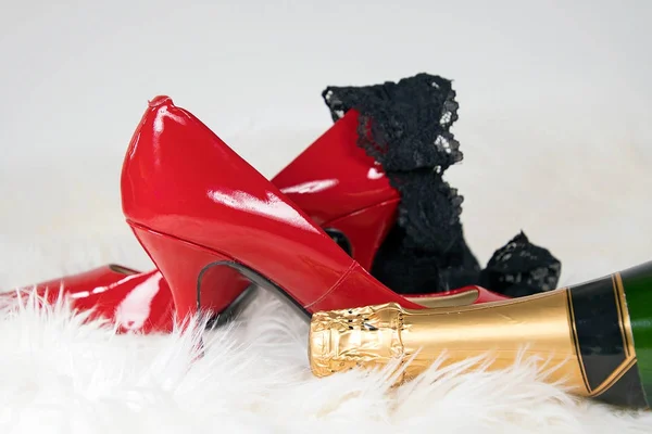 Şampanya Şişesi Ile Beyaz Kürk Kırmızı Yüksek Topuk Ayakkabı Üzerinde — Stok fotoğraf