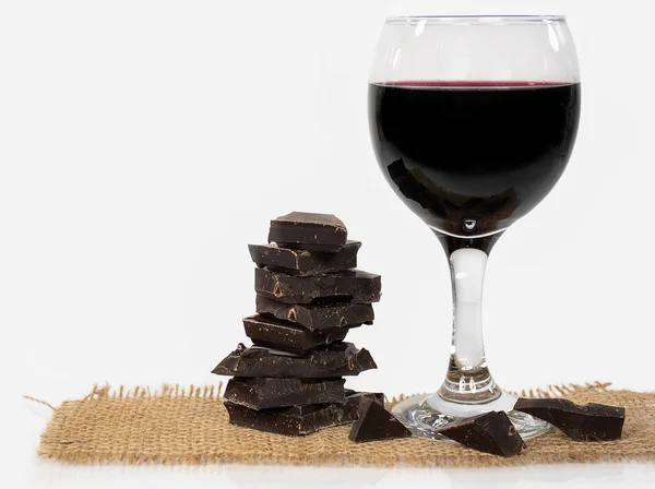 Bicchiere Vino Rosso Pezzi Cioccolato Fondente Impilati Tela Isolata Bianco — Foto Stock