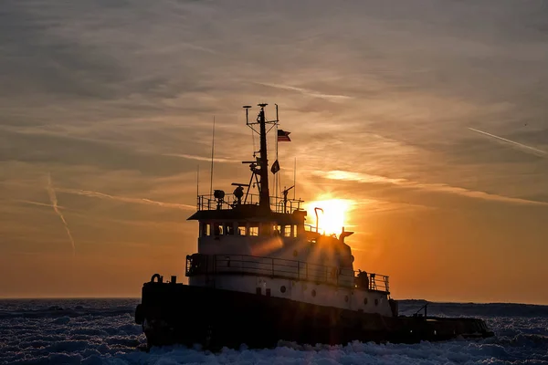 Rebocador Lago Michigan Gelo Pôr Sol — Fotografia de Stock