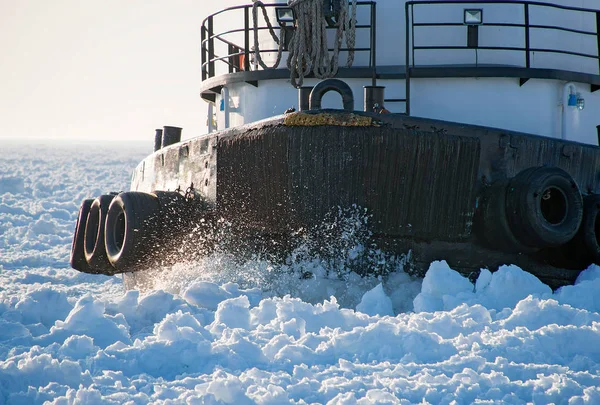 在密歇根湖通过厚冰切割拖船船体的特写 — 图库照片