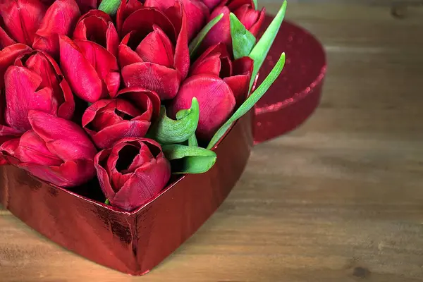 Detailní Záběr Červené Tulipány Valentine Srdce Box Dřevo — Stock fotografie
