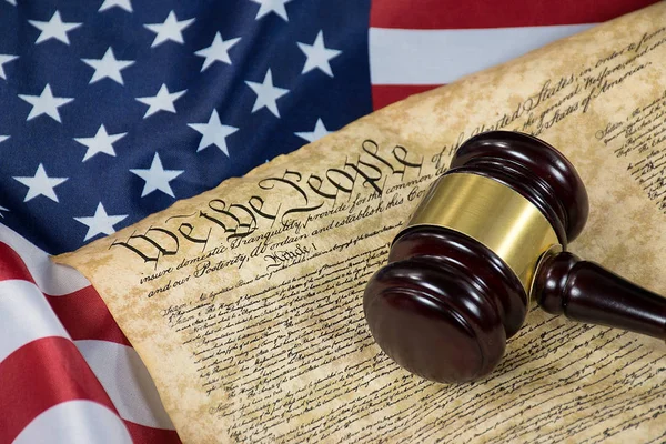 アメリカ合衆国憲法文書とアメリカ国旗の木造裁判所小槌 — ストック写真