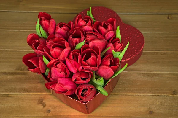 Arranjo Tulipas Vermelhas Uma Caixa Coração Valentine Madeira Rústica — Fotografia de Stock