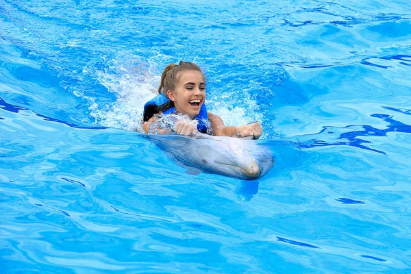 Kaukasische Teenager Mädchen Mit Delfin Schwimmbad — Stockfoto