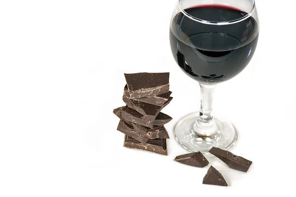 Bicchiere Vino Rosso Cioccolato Fondente Stack Isolato Sfondo Bianco — Foto Stock