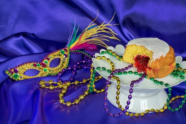 Fat Tuesday Paczki Mardi Gras Party Beads White Pedestal Plate — Stock Photo, Image