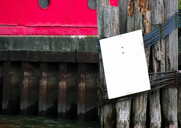 Пустой Знак Прикрученный Сваям Пирсе Озера Деревенскому Дамбе — стоковое фото