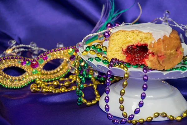 Zbliżenie Galaretki Wypełnione Paczki Mardi Gras Koraliki Maski Satyna Fioletowy — Zdjęcie stockowe