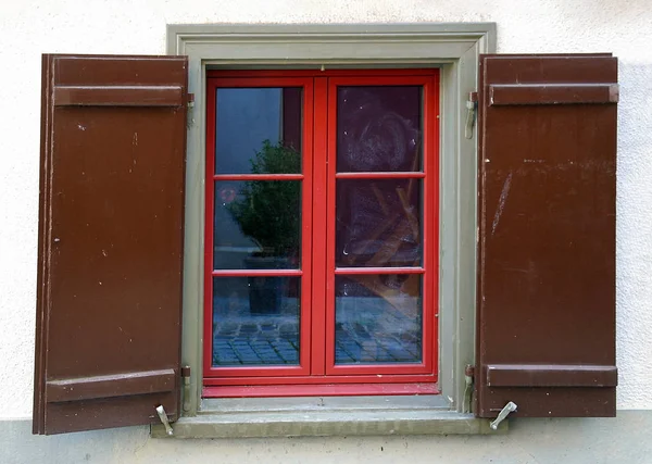 Φωτεινό Κόκκινο Σπίτι Παράθυρο Χειροποίητη Καφέ Παραθυρόφυλλα Και Πράσινη Περιποίηση — Φωτογραφία Αρχείου