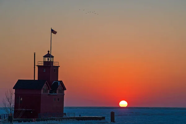 日没時の冬にミシガン湖の桟橋でミシガン州の赤灯台 — ストック写真