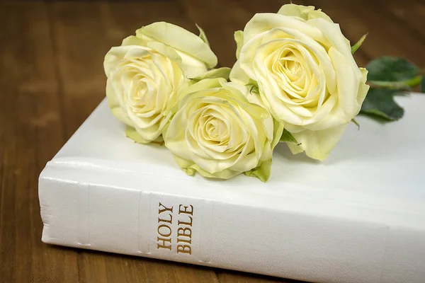 Rosen Und Weiße Heilige Bibel Auf Dunklem Holz — Stockfoto