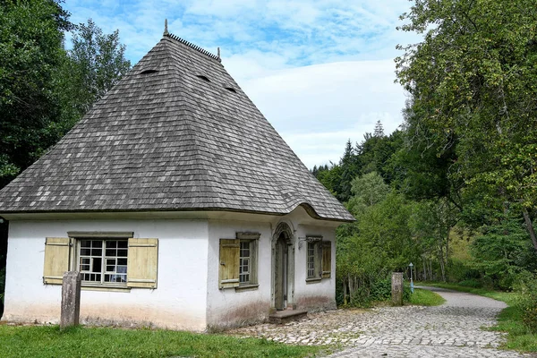 Urige Alte Hütte Mit Rollläden Und Kopfsteinpflaster Fußweg Schwarzwald — Stockfoto