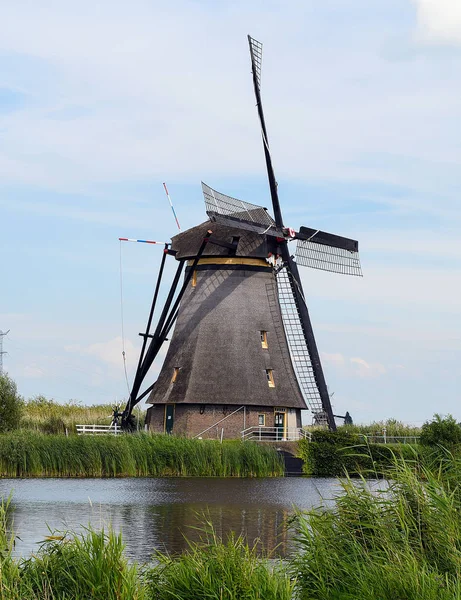Velho Moinho Vento Holandês Por Canal Verão Kinderdijk Países Baixos — Fotografia de Stock