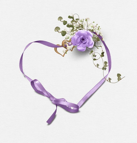 柔らかい白いテクスチャ背景に分離されたサテン ハート リボンにアイビーと心リングで紫のバラの花束 — ストック写真