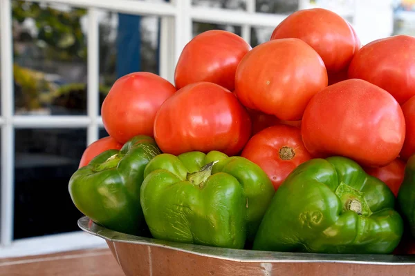 Close Ripe Tomatoes Green Peppers Metal Bowl Window Background — Stock Photo, Image