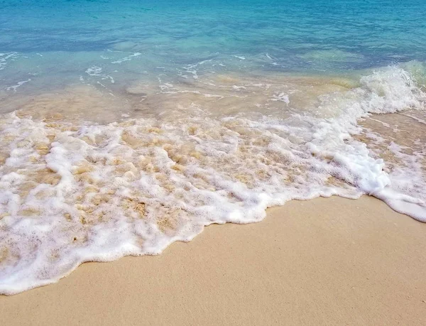 Песчаный Пляж Пенный Серфинг Бирюзовом Побережье Тихого Океана Багамских Островах — стоковое фото