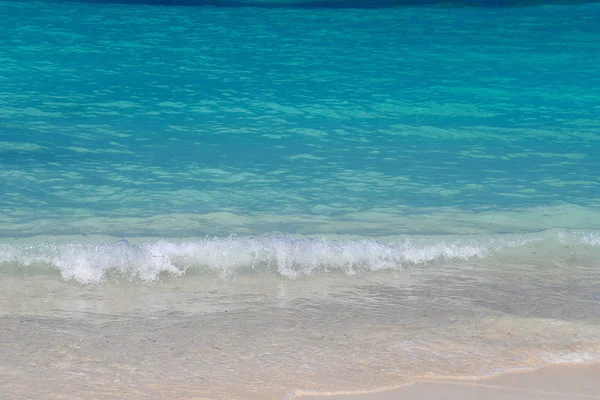 Sonnenbeschienene Welle Auf Türkisfarbenem Meerwasser Nassau Bahamas — Stockfoto