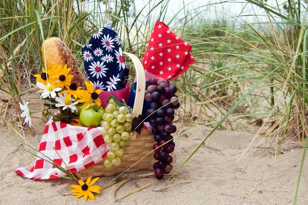 Trauben Und Schwarzäugige Susanblumen Strandpicknickkorb Auf Sand — Stockfoto