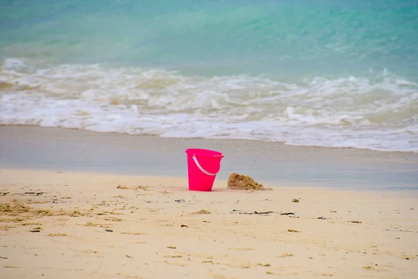 Ljusa Rosa Plast Hink Ocean Beach Med Surf Bakgrund — Stockfoto