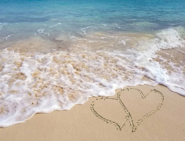 Dvojice Srdcí Písku Pláže Pěnivý Mořský Příboj Tyrkysové Moře Vodou — Stock fotografie