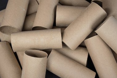 bir yığın boş karton tuvalet kağıdı rulo yakın çekim