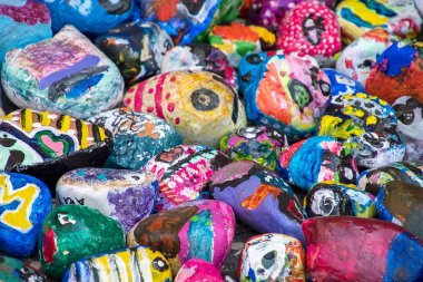 bir yığın boyalı taş yakın çekim