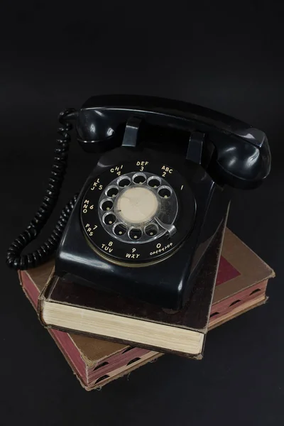 Черный Ретро Телефон Вращающимся Циферблатом Шнуром Изношенных Книгах — стоковое фото