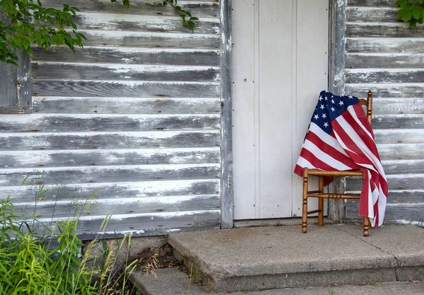 Bandiera Americana Drappeggiato Sopra Vecchia Sedia Legno Porta Rustica Casa — Foto Stock