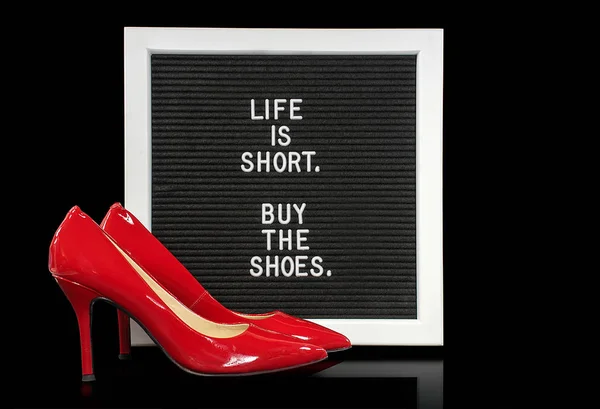 Chaussures Talons Hauts Rouges Avec Citation Sur Panneau Message Encadré — Photo