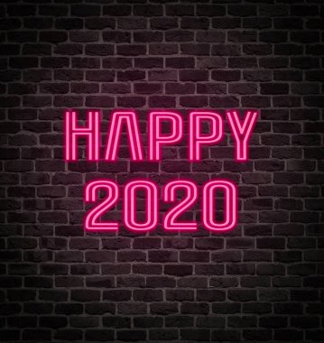 Tuğla duvarda parlayan pembe neon tabela Mutlu yıllar 2020