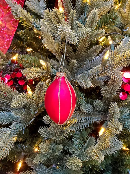 Close Van Opknoping Rode Kerst Ornament Decoratie Dennenboom Tak — Stockfoto