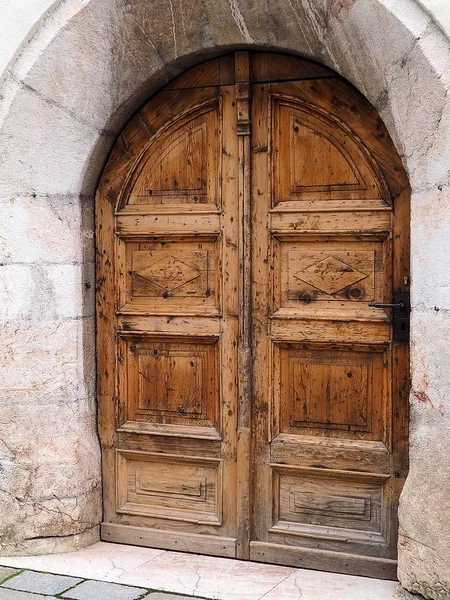 Παλιά Ξύλινη Ευρωπαϊκή Πόρτα Καμάρα — Φωτογραφία Αρχείου