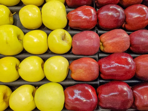 市场上陈列的一排排红黄相间的成熟苹果 — 图库照片