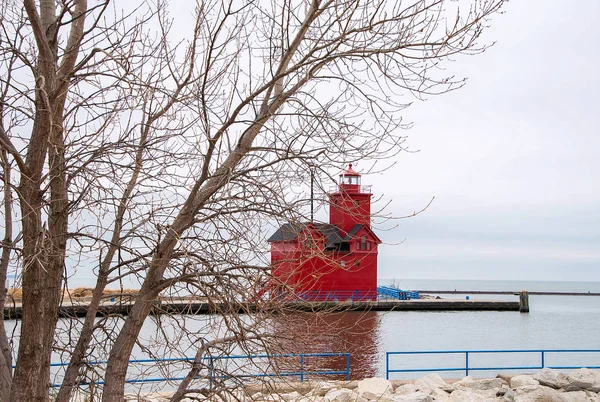冬の木とオランダ港の赤いミシガン灯台 — ストック写真
