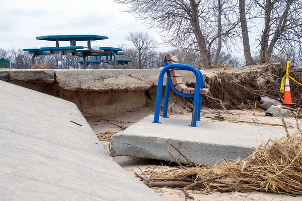 Michigan Blå Park Bänk Bruten Betong Platta Efter Storm Erosion — Stockfoto