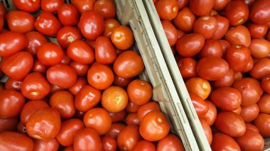 Markette sebze kutusundaki kiraz domateslerini kapatın.