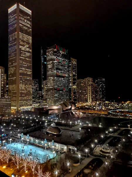 夜间有冰场和城市天际线的芝加哥公园鸟瞰图 — 图库照片