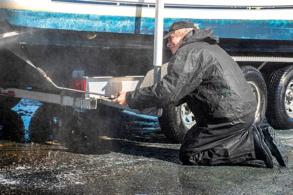 Kniender Kaukasischer Mann Benutzt Hochdruckreiniger Bootsrumpf Reinigen — Stockfoto