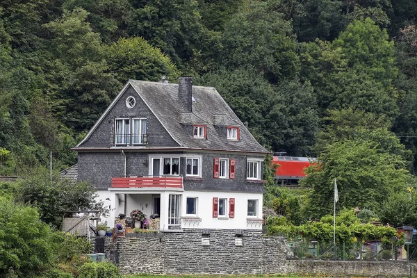 German House Next Train Track Mountain Valley — 스톡 사진