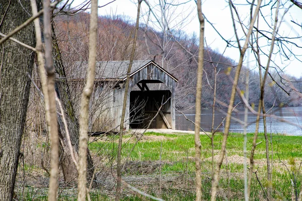 Régi Michigan Fából Készült Fedett Híd Folyó Tavasszal — Stock Fotó