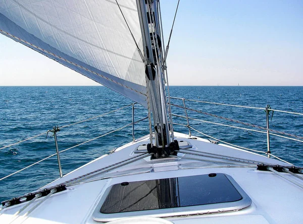 Vista Cubierta Del Velero Con Mástil Vela Lago Michigan Agua —  Fotos de Stock