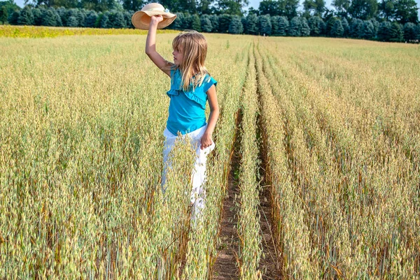 Beyaz Etek Giyen Elinde Şapkasıyla Buğday Tarlasında Yürüyen Genç Sarışın — Stok fotoğraf
