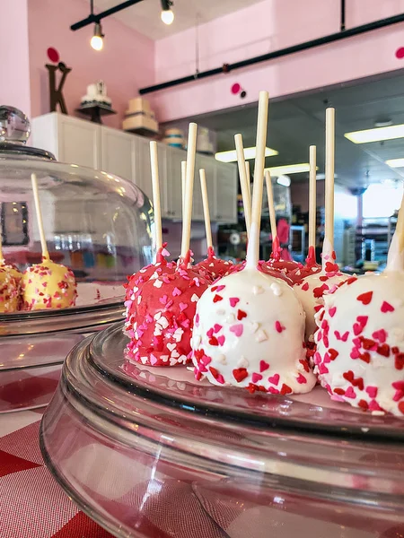 Cake Pops Glass Plate Heart Sprinkles Bakery — Stock Photo, Image