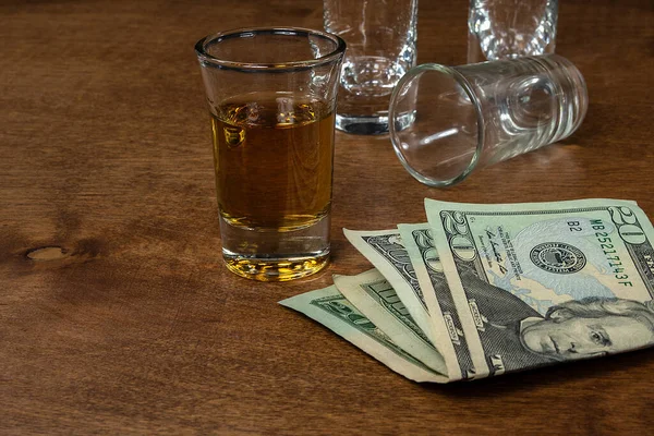 Schuss Whiskey Und Leere Schnapsgläser Auf Holz Mit Amerikanischem Geld — Stockfoto
