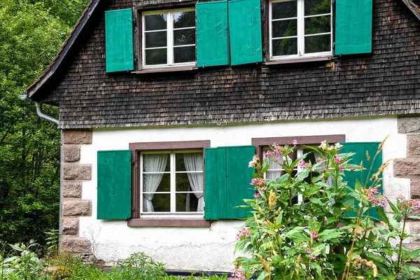 古色古香的带有绿色百叶窗的旧农舍的外部 — 图库照片