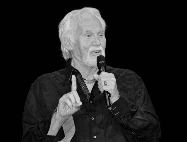 Ritratto Bianco Nero Kenny Rogers Con Microfono — Foto Stock