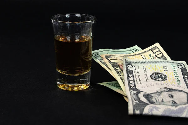 Nahaufnahme Von Gefaltetem Amerikanischem Geld Und Schuss Whiskey Auf Schwarz — Stockfoto