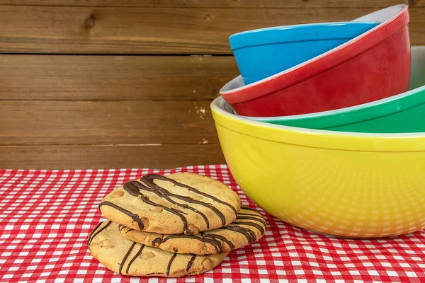 Koekjes Met Kleurrijke Retro Mengstrikken Rood Wit Geruite Tafelkleed — Stockfoto