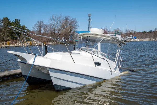 White Catamaran Boat Sinking Marina Boat Slip — Stock Photo, Image